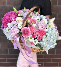 Цветочная композиция из Розы, Хризантемы, Пионы и Лизиантусы в корзине в Рождествено Самарской области