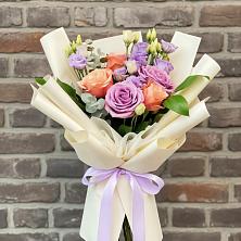 Букет цветов из:  Лизиантусы и Розы в Рождествено Самарской области