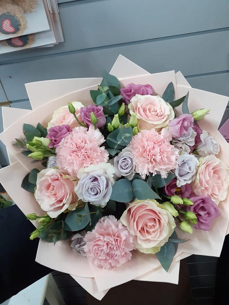 Букет цветов из: Розы, Гвоздики и Лизиантусы в Рождествено Самарской области