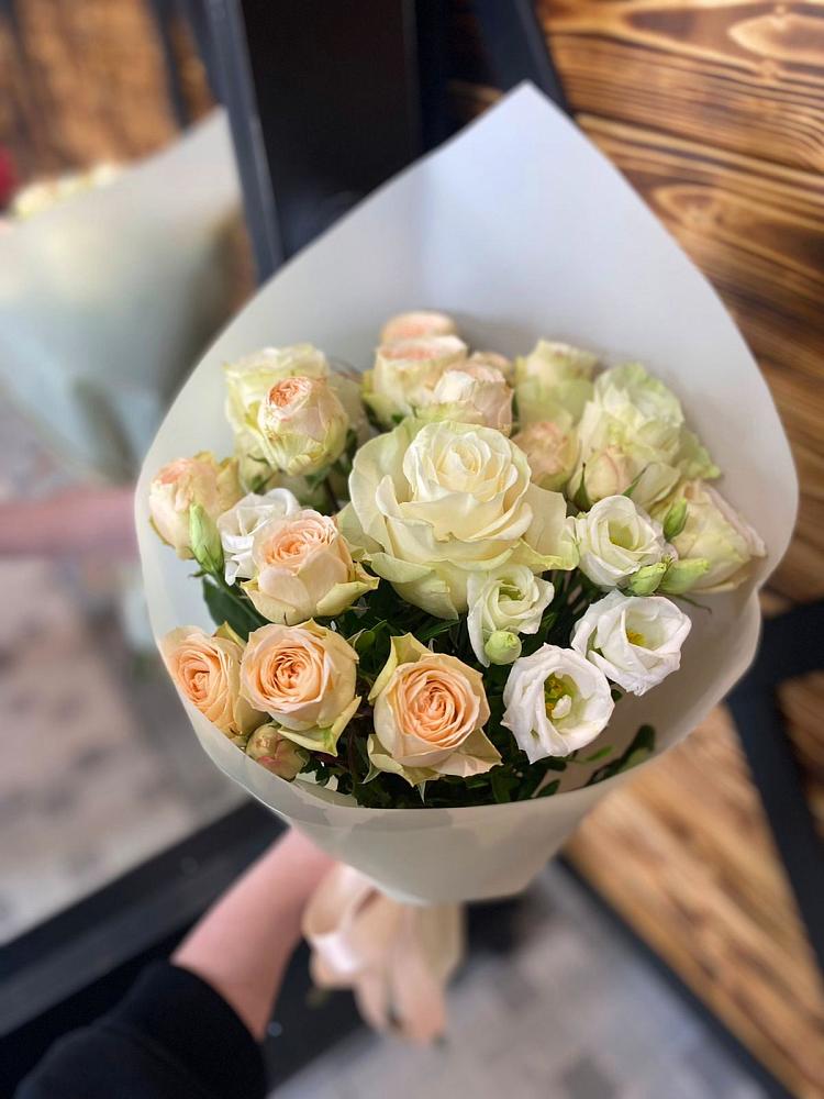 Букет цветов из: Розы и Лизиантусы в Рождествено Самарской области